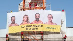 Almeida denunciará a Greenpeace por asaltar la Puerta de Alcalá para colgar su "patochada" de lona