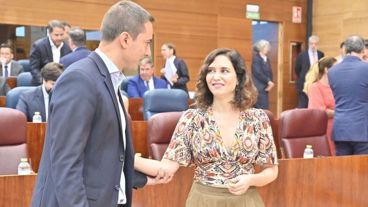 Juan Lobato junto a Isabel Díaz Ayuso en el Pleno de la Asamblea de Madrid de este jueves, durante la reaparición de la presidenta tras su intervención