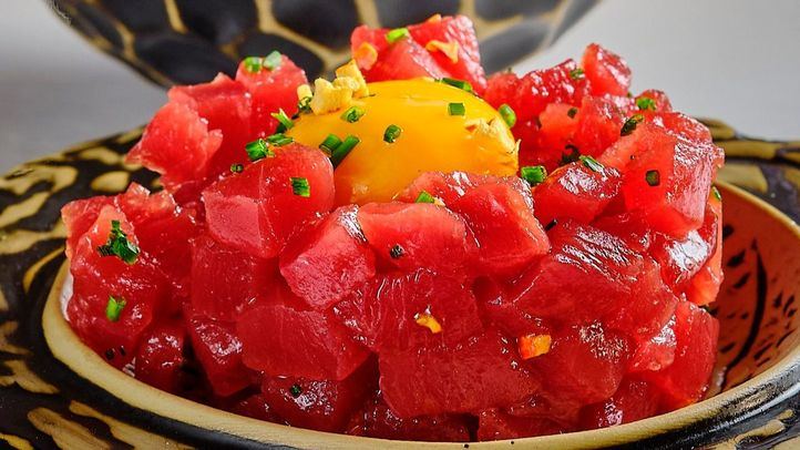Tartar de atún preparado al estilo Atenas con regañás de algas