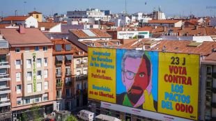 La Junta Electoral ordena eliminar parte o retirar la lona que alerta “contra los delitos de odio” de PP y Vox