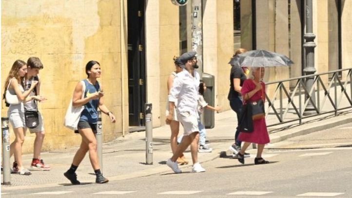 Gente soportando el calor en la calle