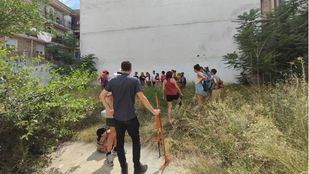 Vecinos de Lavapiés limpiando el solar para convertirlo en un refugio climático.