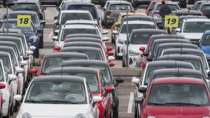 Coches estacionados en un parking