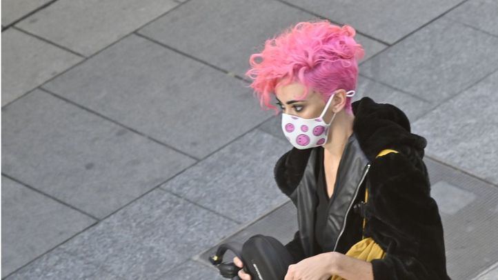 Una mujer pasea con mascarilla por la Gran Vía, en una foto de archivo