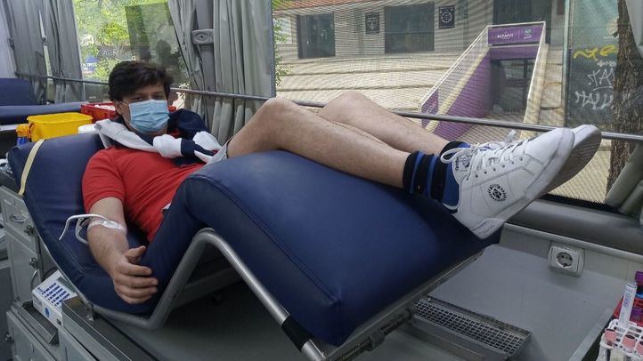 Un donante en una de las unidades móviles de donación de sangre, en una imagen de archivo