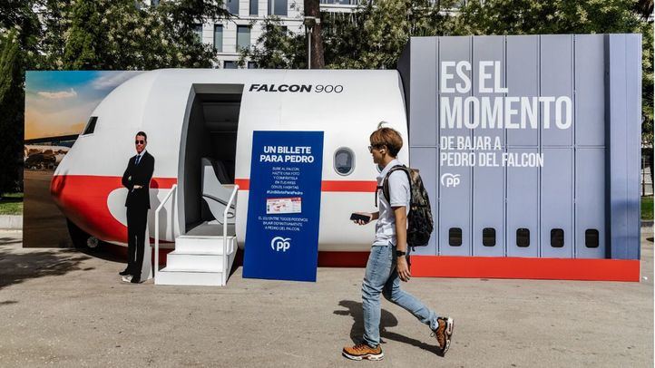 Una persona camina frente a la maqueta del avión Falcon 900 en la calle Recoletos