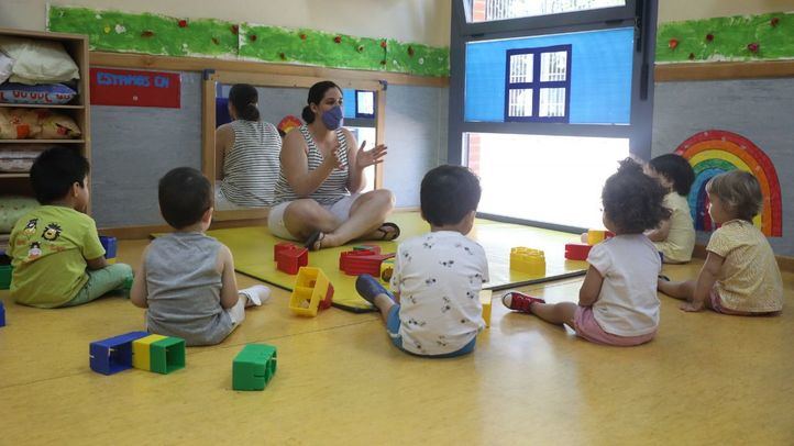 Alumnos de 0-3 años en el interior de una escuela de educación infantil