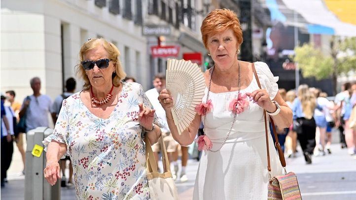 Dos mujeres caminan por el centro de Madrid
