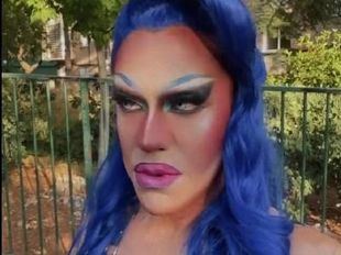 Una 'drag queen' acude con sus mejores galas a la mesa electoral