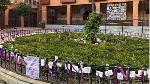 Una placa permanente sustituirá los lazos morados en la Plaza de las Mujeres de Vicálvaro
