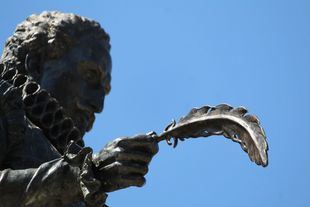 Detalle de la pluma en la mano de la estatua de Cervantes en Alcalá de Henares.