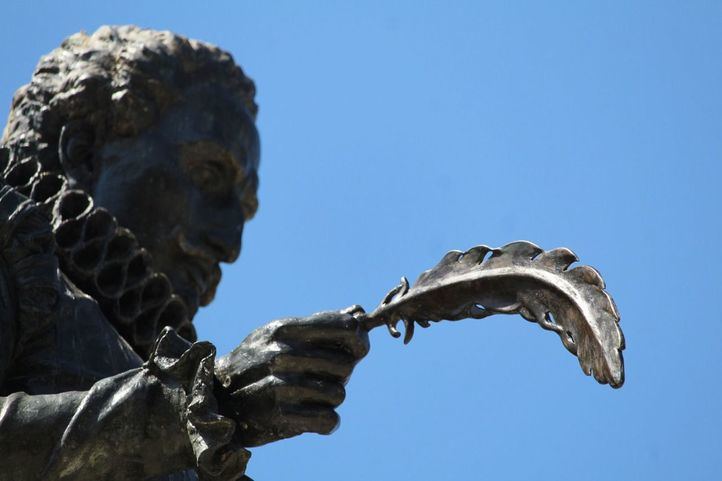 Detalle de la pluma en la mano de la estatua de Cervantes en Alcalá de Henares.
