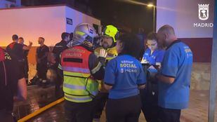 Bomberos y miembros del Samur interviniendo en el lugar del incendio.