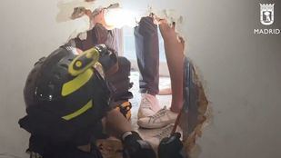 Entrar por la puerta y salir por un butrón: el rescate de los ocupantes de un ascensor