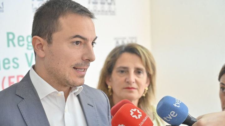 Juan Lobato atendiendo a los medios de comunicación.