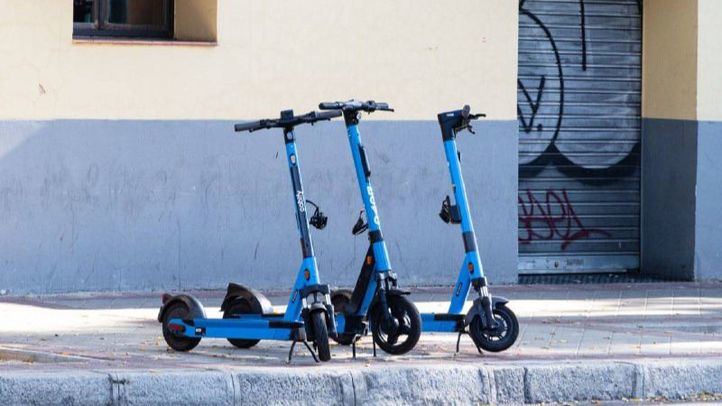 Patinetes eléctricos en una calle de Madrid