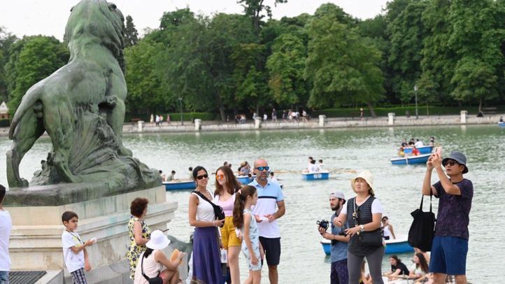 Turistas junto al lago de El Retiro
