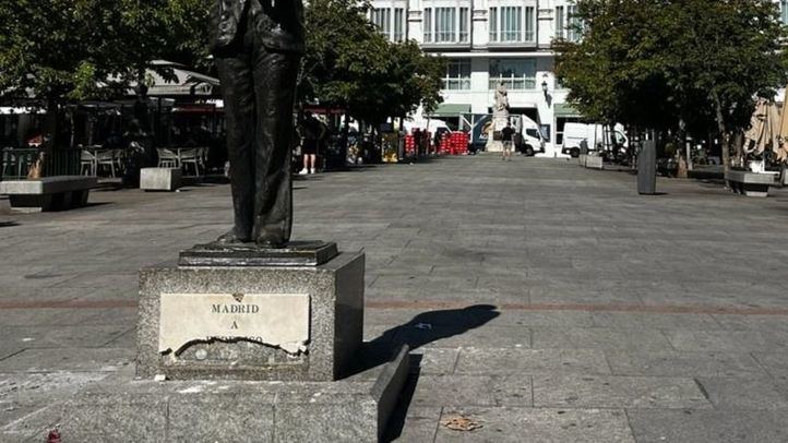 Un camión de la basura daña accidentalmente la escultura dedicada a Lorca en la plaza de Santa Ana