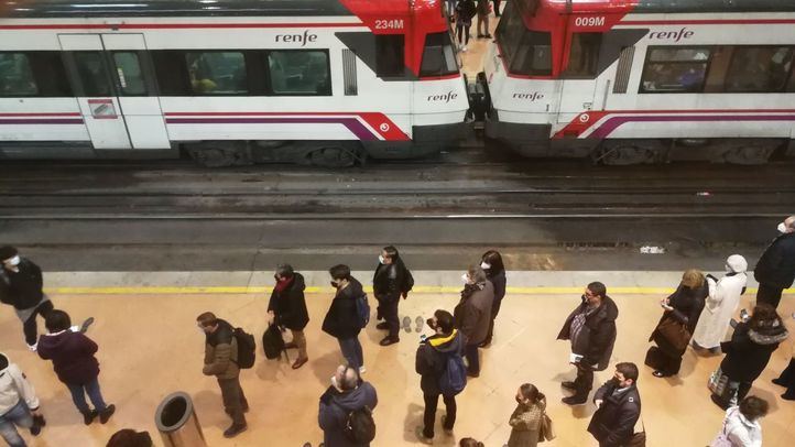 Imagen de archivo de viajeros esperando el cercanías en la estación de Atocha