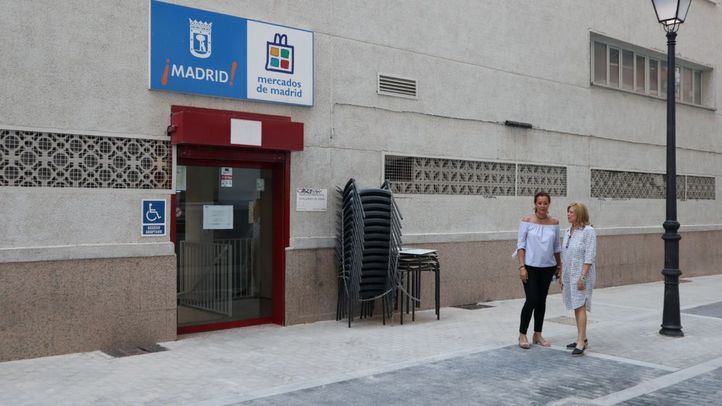 Paloma García Romero y Lola Navarro visitan el entorno del mercado Guillermo de Osma