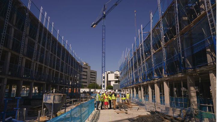 Visita de la alcaldesa de Alcalá y el consejero de Vivienda de la Comunidad a las obras de las viviendas del Plan Vive en Espartales Norte