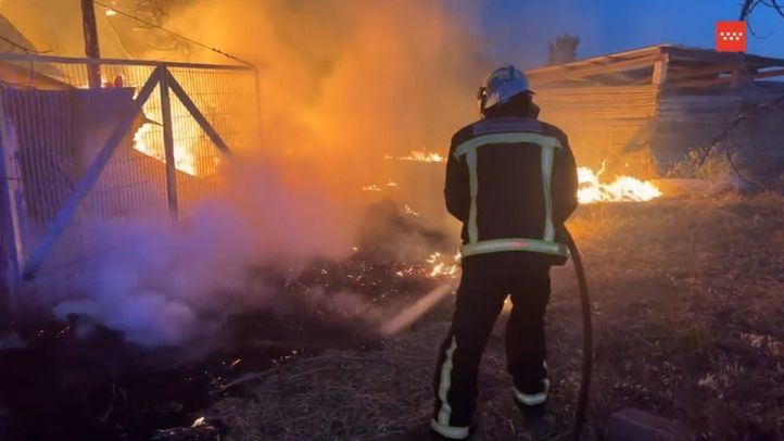 Incendio en Villanueva de Perales de tres naves agrícolas