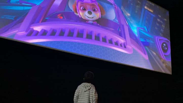 Un niño disfruta de una película en una proyección de VenTEAlcine