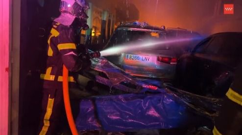 Los bomberos apagan el incendio