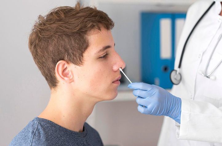 Una persona se somete a un test de antígenos