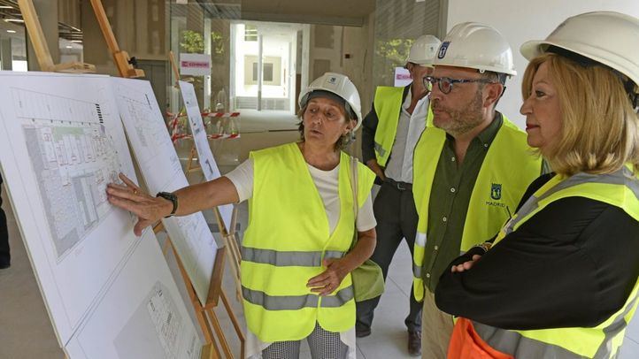 Paloma García Romero y José Fernández visitan las obras de construcción del nuevo centro de mayores de Mirasierra