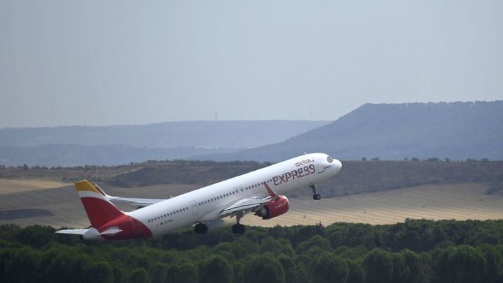 Avión de Iberia Express despegando del Aeropuerto Adolfo Suárez Madrid-Barajas