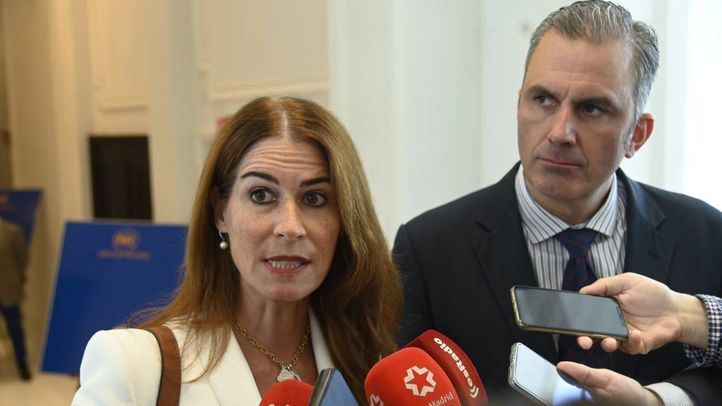Carla Toscano y Javier Ortega Smith en un desayuno informativo