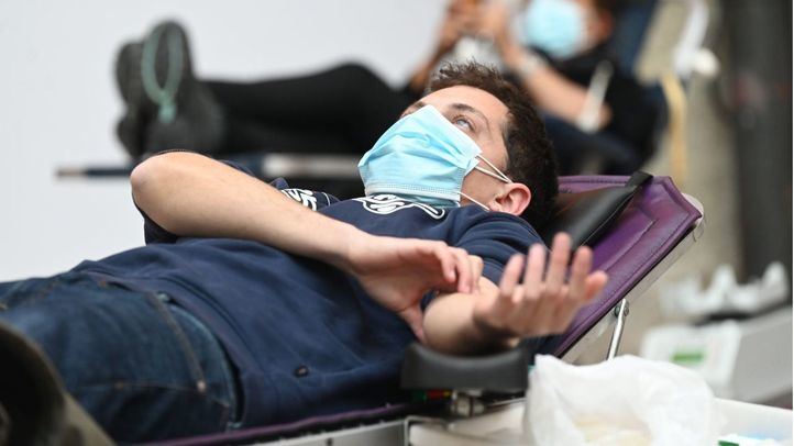 Un donante de sangre durante una maratón de donaciones