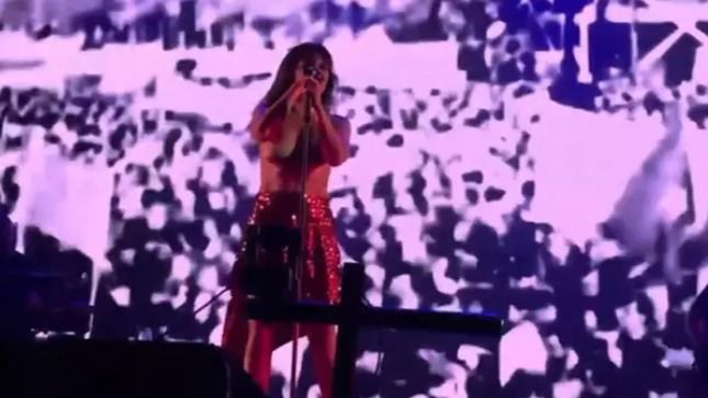 Amaral cantando en topless en el Festival Sonorama