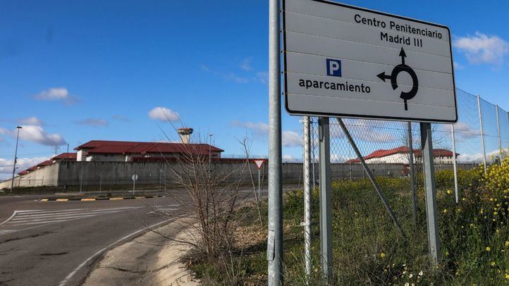 Un cartel indica la dirección a la entrada de la Cárcel de Valdemoro/Centro Penitenciario Madrid III, junto al exterior de la prisión, en Valdemoro