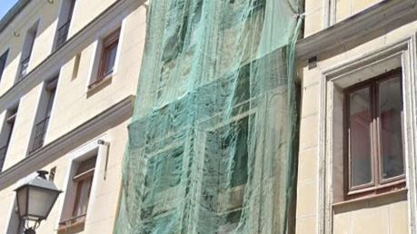 Desalojado un edificio en La Latina por riesgo de derrumbe