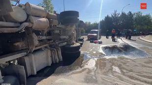 Vuelca en la M-505 un camión que transportaba tierra y arena