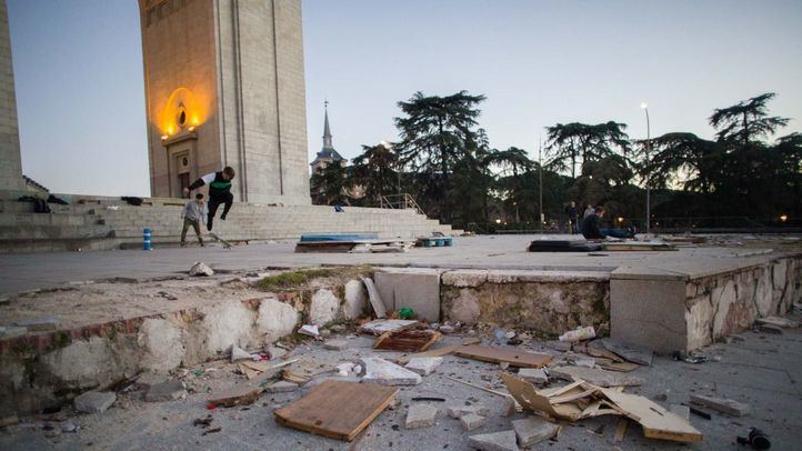 Suciedad, desperfectos y abandono en la plaza de la Victoria y el Arco de Moncloa.