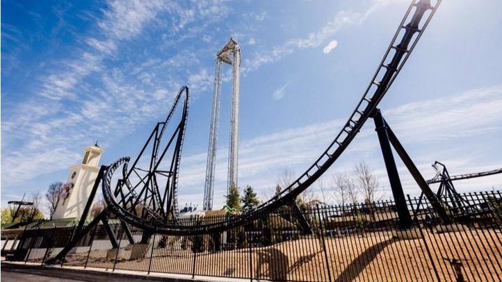 Montaña rusa en el Parque Warner en Madrid.