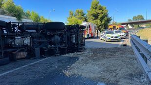 Un camión de recogida de residuos vuelca en la M-30
