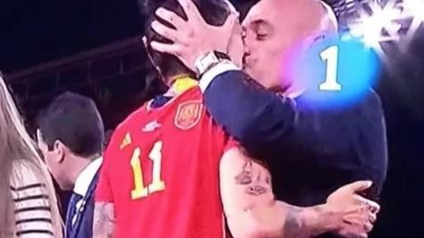 Beso de Rubiales a Jenni Hermoso tras la victoria de la selección femenina de fútbol.