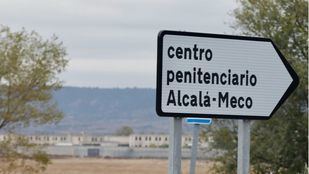 Un cartel indica la dirección del centro penitenciario de Alcalá-Meco