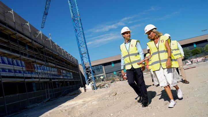 El consejero de Educación, Ciencia y Universidades de la Comunidad de Madrid, Emilio Viciana, y la alcaldesa de Alcobendas, Rocío García, visitan el IES Gloria Fuertes