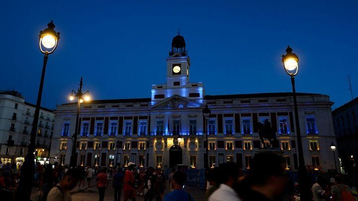 La Comunidad de Madrid ilumina la Real Casa de Correos de azul y amarillo para conmemorar el Día de la Bandera Nacional de Ucrania