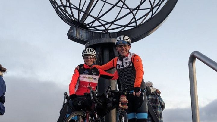 El ciclista José Manuel Díaz Palomares, junto a su pareja, Patrizia Schidlo, en su viaje desde Madrid a Cabo Norte por una buena causa