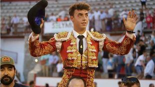 Alejandro Chicharro fue paseado a hombros por el ruedo antes de salir por la Puerta Grande