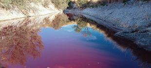 La laguna roja de Colmenar de Oreja: el fenómeno natural que tiñe su agua