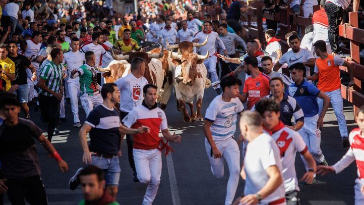 Varios corredores durante el primer encierro de las fiestas de San Sebastián de los Reyes, a 28 de agosto de 2023
