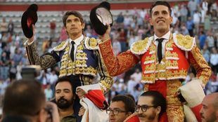 Castella y Talvante paseados a hombros antes de salir de esta guisa por la Puerta Grande.