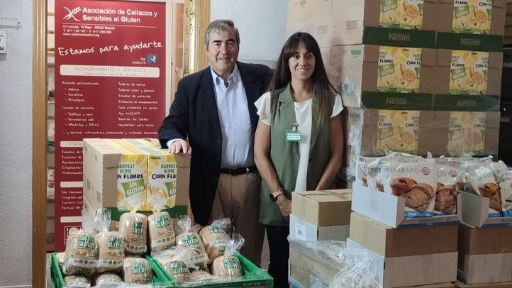 Responsables de la Asociación de Celiacos y Sensibles al Gluten y de Mercadona durante la entrega